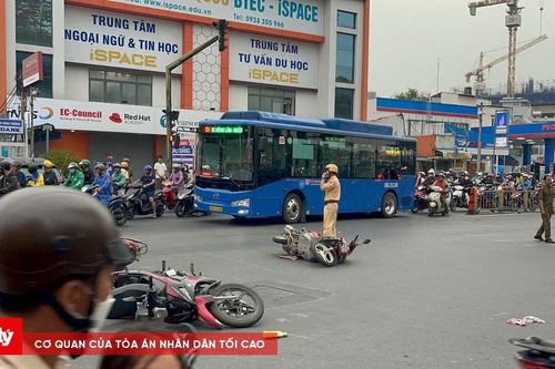 Ô tô tông hàng loạt xe máy, nhiều người nhập viện