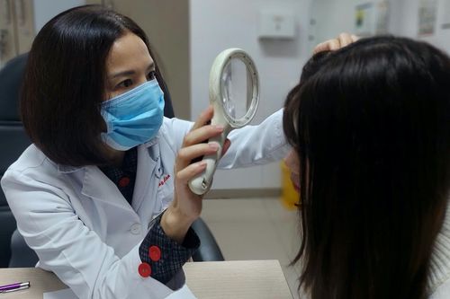Vì sao uống đủ 2 lít nước mỗi ngày da vẫn khô, nứt nẻ trong mùa đông?