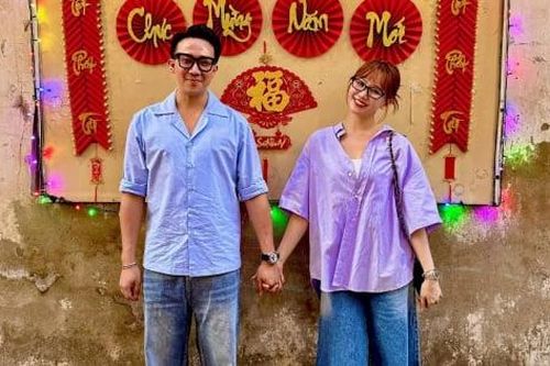 Hari Won kỷ niệm 10 năm yêu Trấn Thành, khoe khéo nhẫn kim cương cỡ đại