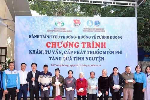 Đoàn Thanh niên Bệnh viện Hữu nghị Đa khoa Nghệ An khám bệnh, tư vấn, cấp phát thuốc miễn phí và tặng quà cho người dân xã Tương Dương