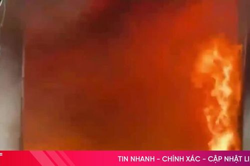 Cháy dữ dội dãy nhà sau chợ, tiểu thương hốt hoảng tháo chạy