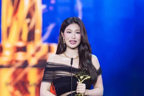 Hoa hậu Thiên Ân nhận giải thưởng Nữ diễn viên được yêu thích nhất