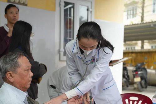 Khám bệnh, cấp phát thuốc miễn phí và tặng quà cho người dân tại Huế