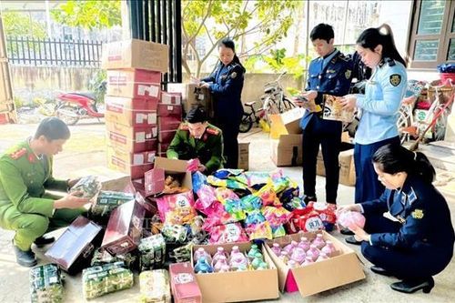 Quảng Trị: Phát hiện cơ sở kinh doanh hàng nhập lậu, không rõ nguồn gốc