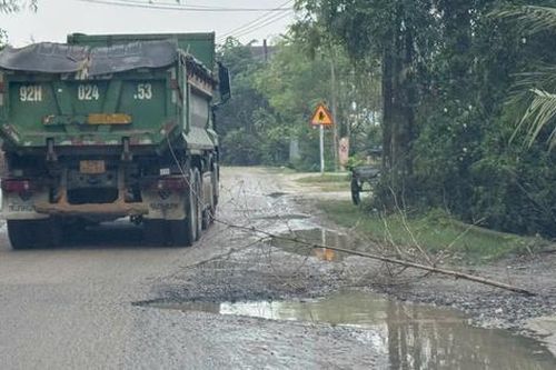 Đà Nẵng: Đường tỉnh oằn mình 'gánh' xe tải nặng, lo mất an toàn giao thông