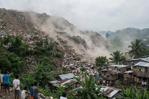 Núi rác đổ sập ở Philippines, hàng chục công nhân mất tích