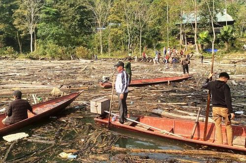 Lòng hồ Bản Vẽ ngập rác, học sinh nhiều bản chật vật đường đến trường