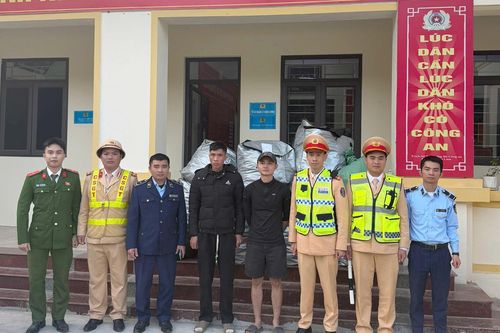 Phát hiện xe tải chở quần áo không hóa đơn, nguồn gốc