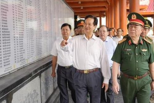 Đại tướng Nguyễn Trọng Nghĩa dâng hương tưởng niệm các anh hùng, liệt sĩ và tặng quà tại tỉnh An Giang