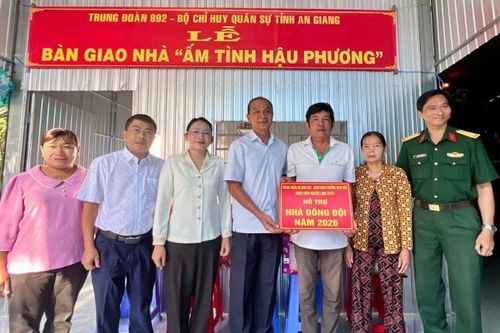 Phường Bình Đức bàn giao 2 nhà Tình đồng đội