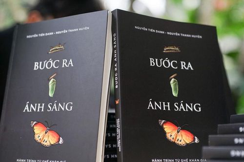 Ra mắt cuốn sách 'Bước ra ánh sáng'