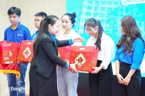 Mang Tết về nhà cùng sinh viên