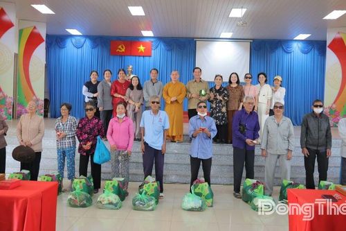 Hội Người mù tỉnh Đồng Tháp trao tặng 195 phần quà cho người mù
