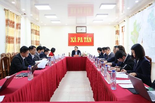 Đồng chí Nguyễn Tuấn Anh - Phó Bí thư Tỉnh ủy làm việc tại xã Pa Tần