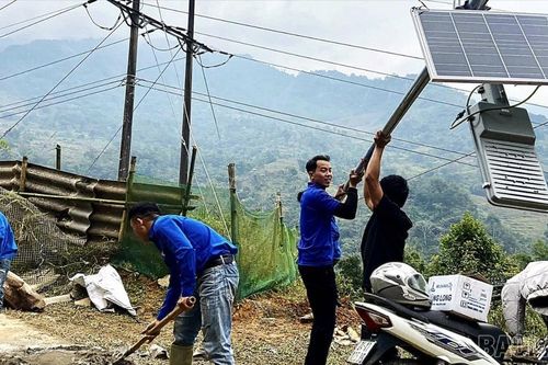 Xã Bát Xát: Khánh thành công trình 'Thắp sáng đường quê' tại thôn Trung Chải