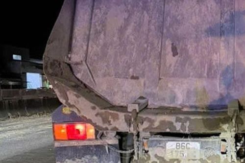 Phạt tài xế xe ben làm rơi đất đá trên Quốc lộ 1A