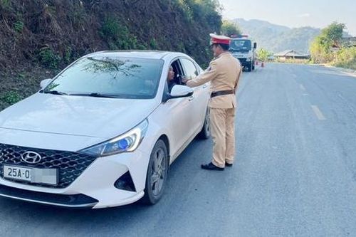 CSGT Lai Châu giữ an toàn giao thông trên cung đường đèo Tây Bắc