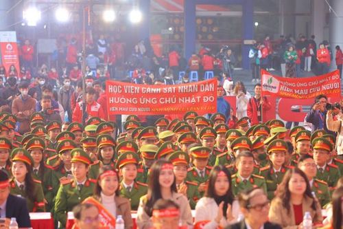 Chia sẻ của những cán bộ Công an trong ngày hiến máu 'Chủ Nhật Đỏ'