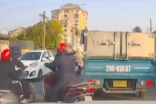 Người đàn ông đi xe máy tự ngã vì phanh gấp
