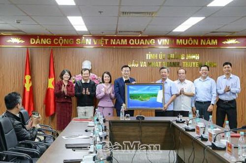 Đoàn công tác tỉnh Cà Mau tham quan mô hình tòa soạn hội tụ tại Quảng Ninh