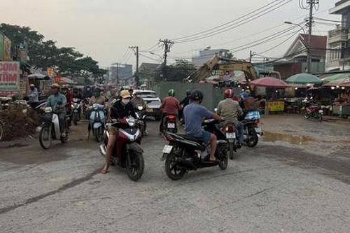 TPHCM: CSGT lập biên bản với chủ đầu tư dự án nâng cấp, mở rộng đường Lò Lu