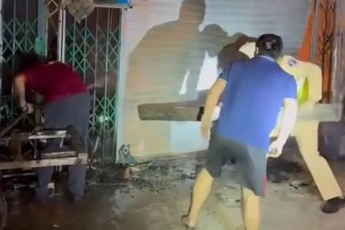 Phá cửa trong biển lửa, CSGT cứu 11 người thoát 'lưỡi hái tử thần' lúc rạng sáng