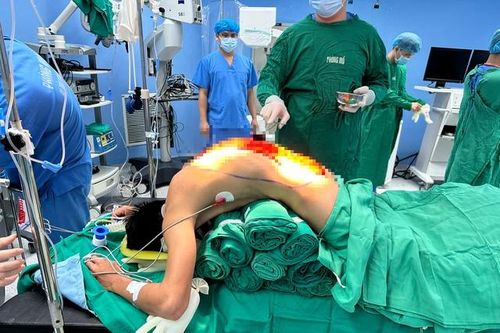 10 giờ phẫu thuật giải cứu người đàn ông 'cong như con tôm' , 7 năm cúi mặt xuống đất