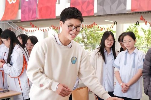Teen Ams biến giấy vụn thành những 'món đồ xanh' thân thiện với môi trường