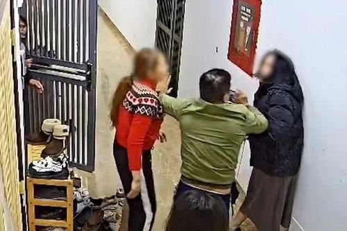 Tạm giữ hình sự người phụ nữ đánh hàng xóm tại chung cư