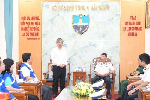TP Hồ Chí Minh thăm, động viên cán bộ, chiến sĩ và Nhân dân đặc khu Trường Sa