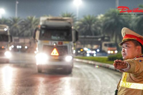 Hà Nội: CSGT phân luồng hạn chế xe tải, container vào Vành đai 3 giờ cao điểm