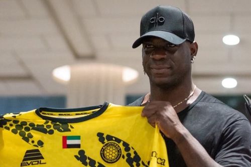 Balotelli thoát cảnh thất nghiệp