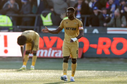 Crystal Palace lại gây xấu hổ sau địa chấn ở FA Cup