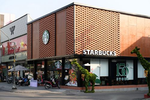 Cảnh trái ngược ở mặt phố TP.HCM