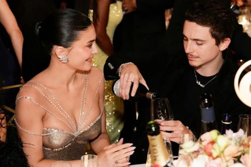 Váy bó sát táo bạo của Kylie Jenner ở Quả cầu Vàng 2026