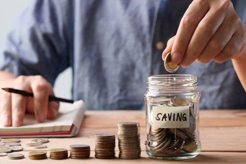 Tiết kiệm sai cách, nhiều người tự 'trói' chặt tương lai tài chính của mình