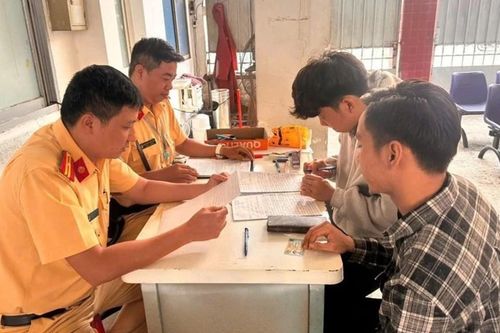 Thông tin mới nhất vụ hai thanh niên giằng co với CSGT ở TP.HCM