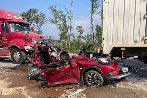 Hiện trường tai nạn ô tô bẹp dúm dưới gầm xe tải, 3 người nhập viện
