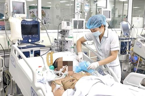 Bố nguy kịch vì lây thủy đậu từ con gái và tự điều trị tại nhà