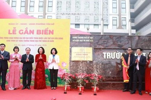 Hà Nội gắn biển công trình chào mừng Đại hội Đảng cho Trường trung học phổ thông Đỗ Mười