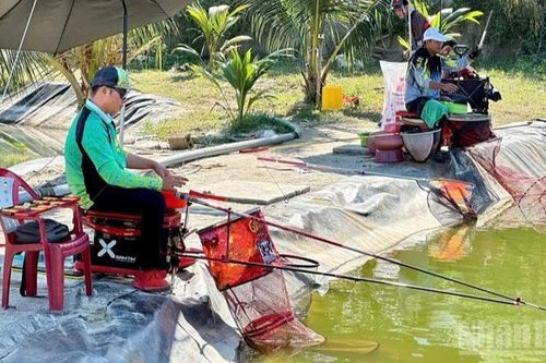 Gương sáng đứng dậy sau bão lũ