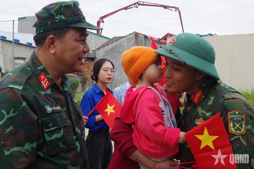 'Chiến dịch Quang Trung': Nhân dân lưu luyến chia tay bộ đội về đơn vị