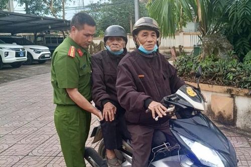 Công an xã giúp đỡ cụ ông đi lạc