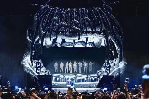 Vì sao các album vật lý K-pop ngày càng giống hàng hóa lưu niệm?