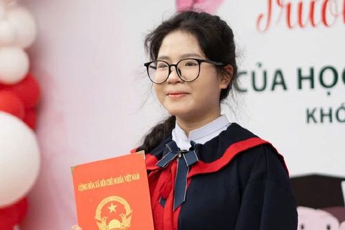 Nữ sinh ĐH Đà Nẵng nhận học bổng 'Nâng bước thủ khoa': 'Cơ thể yếu hơn thì ý chí phải mạnh hơn'