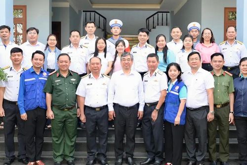 Lãnh đạo TPHCM thăm cán bộ chiến sĩ và nhân dân trên quần đảo Trường Sa