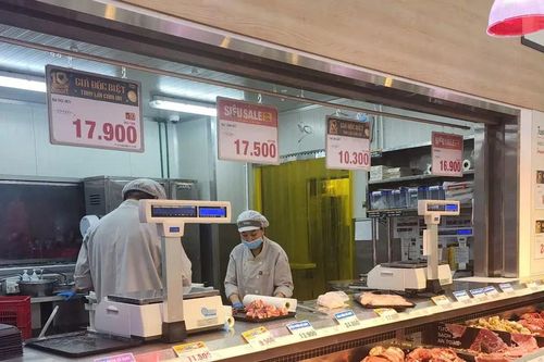 TPHCM: Giá thịt heo tại các siêu thị và chợ đầu mối cùng tăng