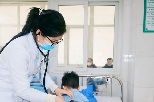 Ăn nhầm mì tôm tẩm thuốc diệt chuột, 2 bệnh nhi nhập viện cấp cứu