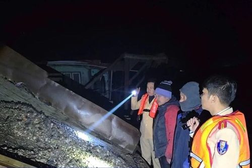 Bắc Ninh bắt giữ 2 tàu hút cát trái phép trên sông Lục Nam