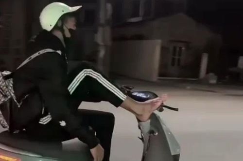 Dùng chân điều khiển xe máy điện, nam sinh ở Hải Phòng bị xử lý